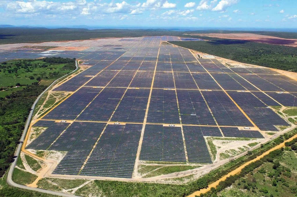 NO CAMPO - Fazenda solar na Bahia: usinas de grande porte aproveitam terras áridas