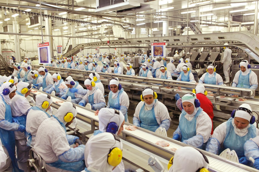 NO BRASIL - Linha de produção da JBS no Paraná: aqui são 173 000 funcionários