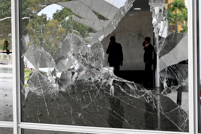 8 DE JANEIRO: vândalos quebraram os vidros do Palácio do Planalto