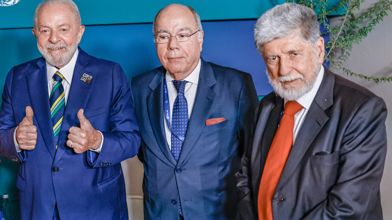 O presidente Luiz Inácio Lula da Silva, o ministro das Relações Exteriores, Mauro Vieira, e o chefe da Assessoria Especial do presidente, Celso Amorim, durante reunião na COP28, em Dubai, no dia 1º de dezembro