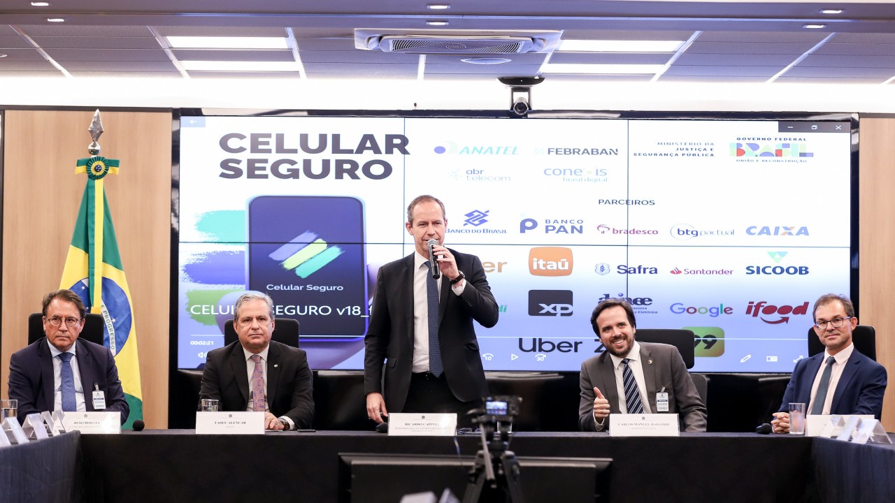 O secretário executivo do Ministério da Justiça, Ricardo Cappelli (centro), e o presidente da Anatel, Carlos Manuel Baigorri (à direita), no lançamento do site e aplicativo Celular Seguro -