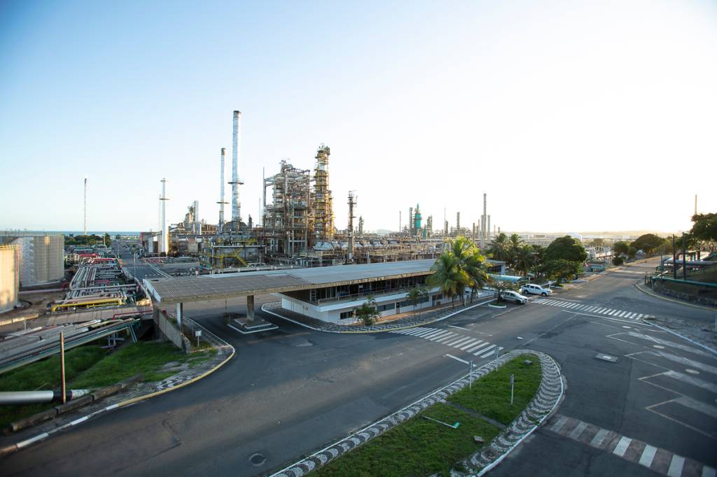 Refinarias pedem para Lula não vetar novo preço de referência do petróleo