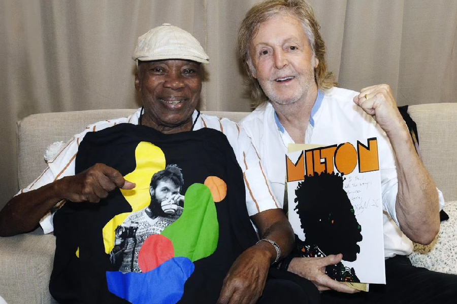 Milton Nascimento entrega LP autografado para Paul McCartney no Brasil