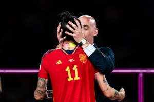 Na cerimônia de medalhas, presidente da Federação de futebol espanhola beijou a atacante Jenni Hermoso nos lábios - ato que ela disse não ter sido consensual. 20/08/2023 -