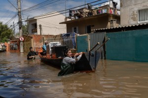 Moradora de Porto Alegre enfrenta enchente provocada por ciclone, em setembro