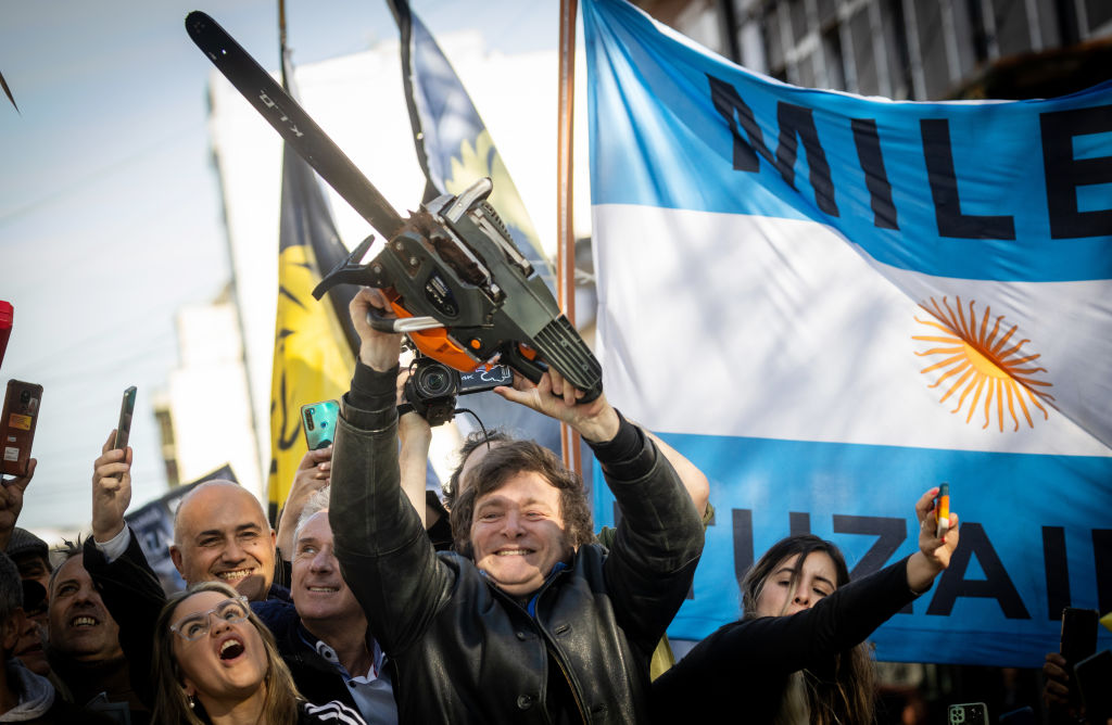 De motosserra em riste, Javier Milei prometeu fazer cortes profundos no Estado argentino, mas atenuou levemente o tom após ser eleito. 25/09/2023 -