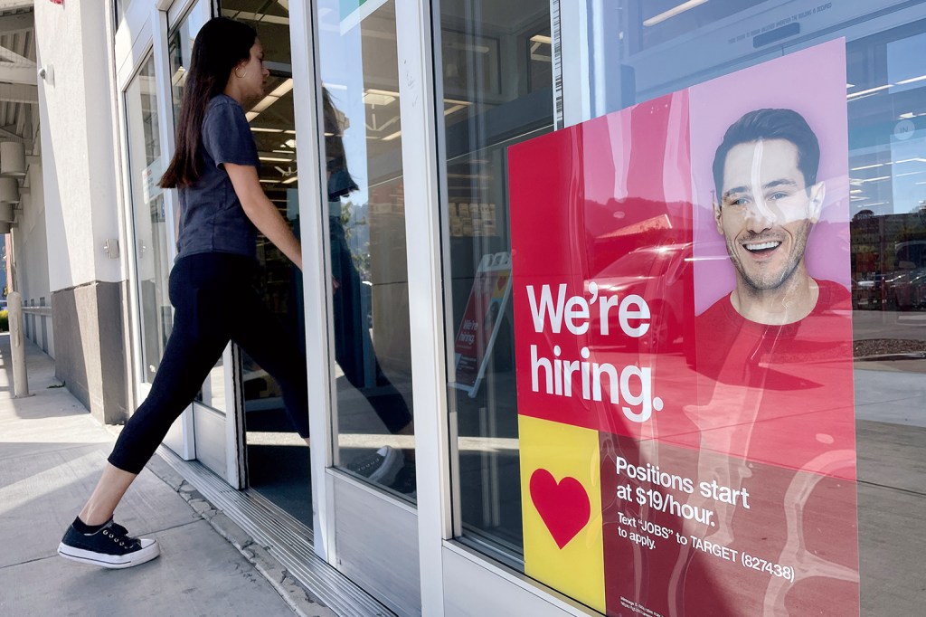 CAUTELA - Cartaz de empresa contratando nos Estados Unidos: a economia americana ainda se mostra aquecida