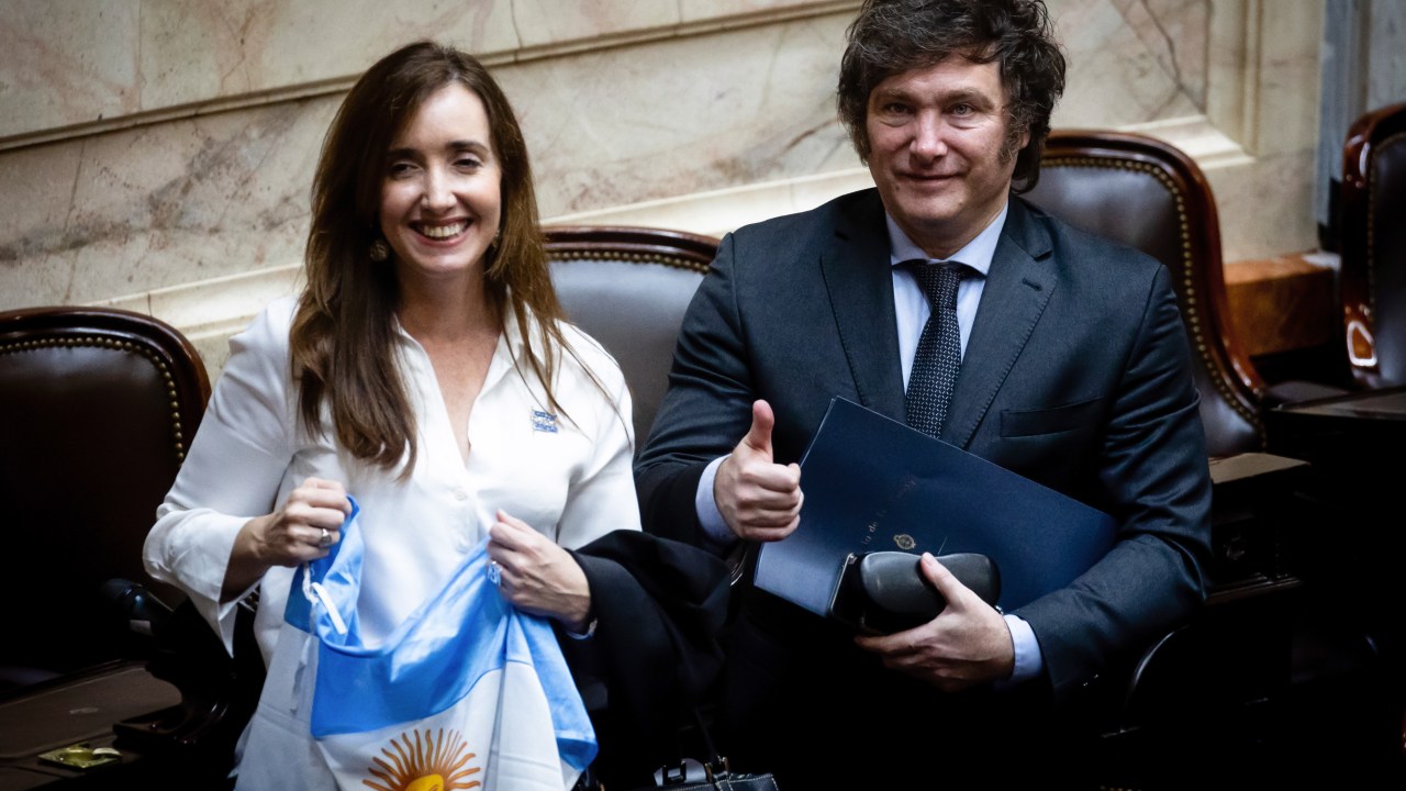 O presidente eleito da Argentina, Javier Milei, acompanhado de sua vice-presidente, Victoria Villaruel. 29/11/2023
