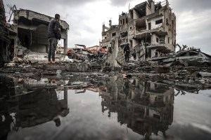 Os esforços de busca e resgate para aqueles presos sob os escombros continuam, depois que um ataque aéreo israelense atingiu uma área residencial civil no campo de refugiados de al Maghazi, Gaza, em 25 de dezembro de 2023. Pelo menos 70 pessoas morreram