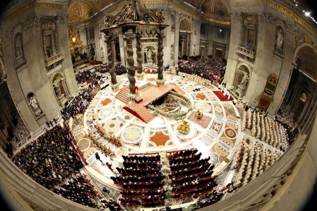 Basílica de São Pedro durante a celebração da Missa do Galo -