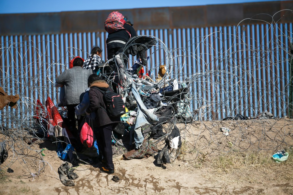 Pessoas tentam cruzar a fronteira entre o México e os Estados Unidos em Ciudad Juarez.