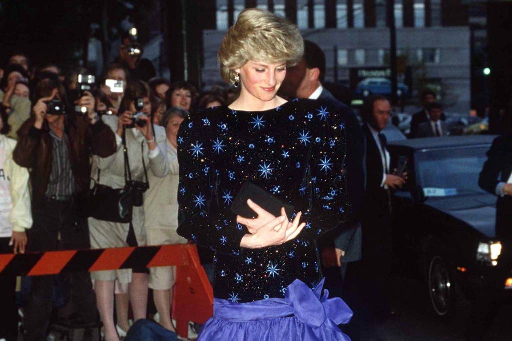 Vestido da princesa Diana bate recorde e é leiloado por R$ 5,6 milhões