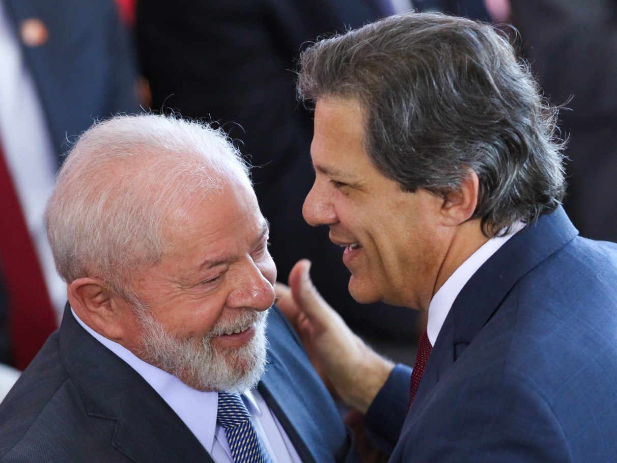 Mercado cobra ações práticas de Lula e Haddad para garantir queda do dólar | VEJA