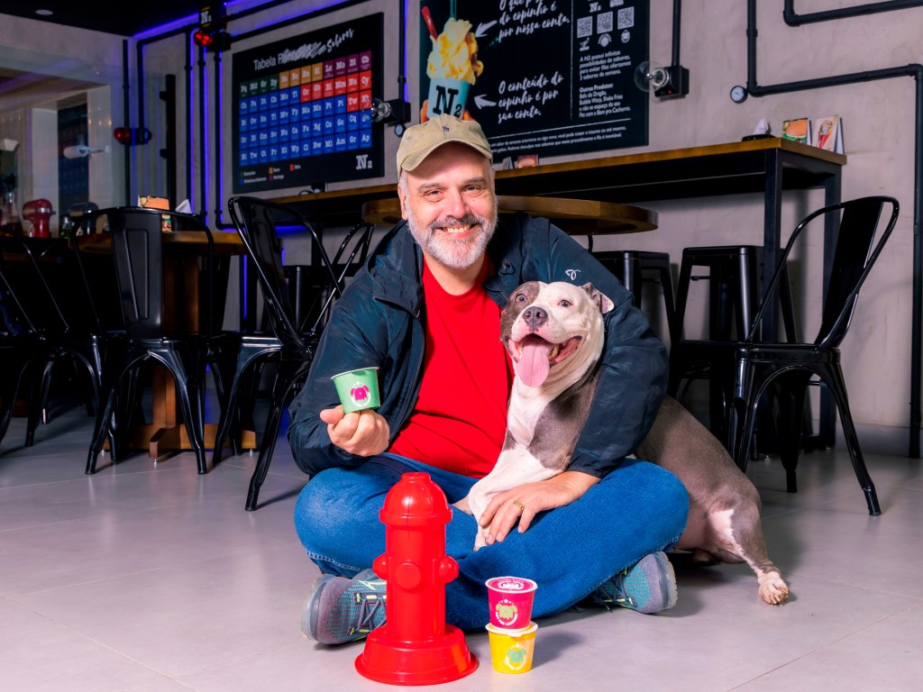 Alexandre Barreiro e a cadela Pincesa: inspiração para gelatos antialérgicos para pets da N2
