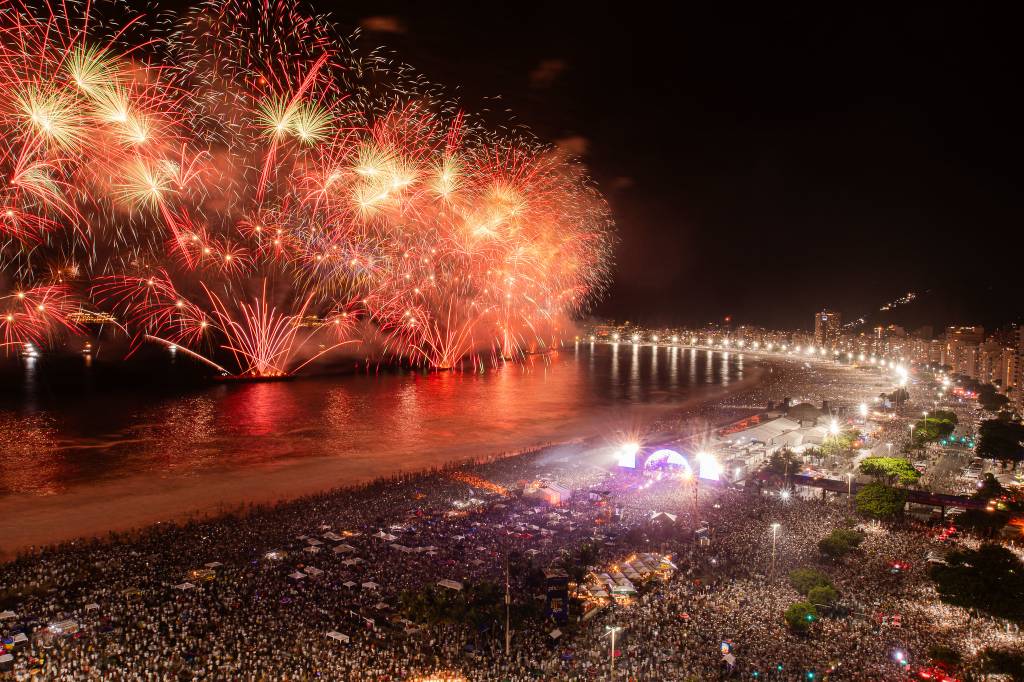 Queima de fogos na praia de Copacabana, no Réveillon do Rio de Janeiro (01/01/2024) Queima de fogos na praia de Copacabana, no Réveillon do Rio de Janeiro (01/01/2024)