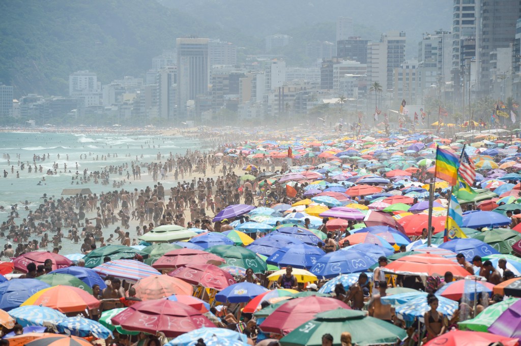 Cariocas e turistas lotam praia de Ipanema, na zona sul, em dia de forte calor no Rio de Janeiro