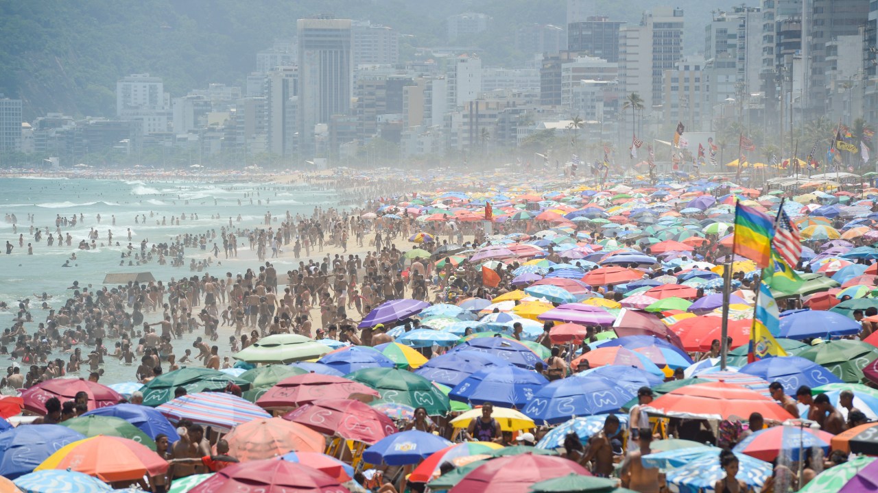 Cariocas e turistas lotam praia de Ipanema, na zona sul, em dia de forte calor no Rio de Janeiro