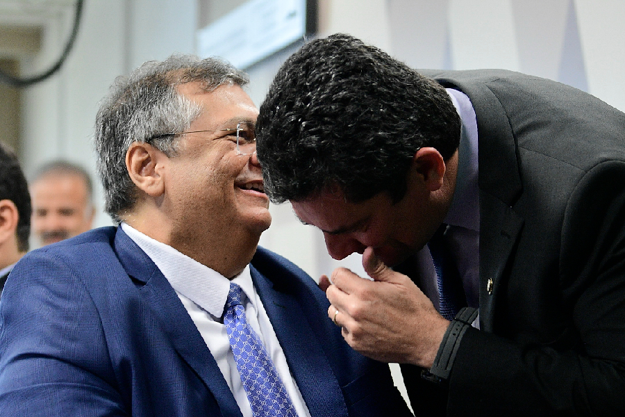 O ministro da Justiça, Flávio Dino, e o senador Sergio Moro (União-PR) trocam conversas durante sabatina no Senado