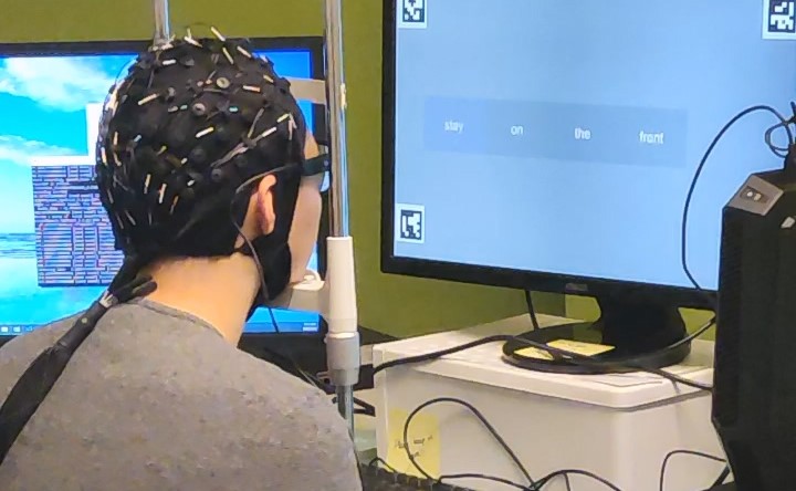 IA vs EEG: voluntário veste equipamento utilizado para leitura da atividade cerebral