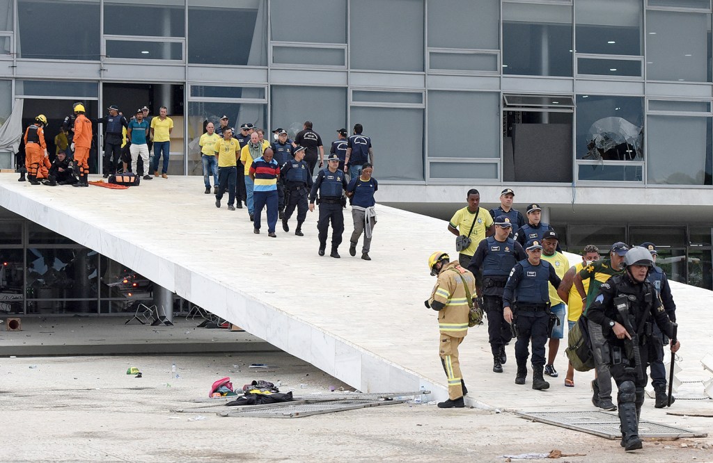 EM FLAGRANTE - Manifestantes detidos no Palácio do Planalto: 66 ainda continuam atrás das grades