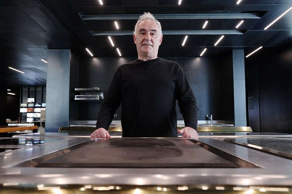 O MAIOR INOVADOR.. - Quando Ferran Adrià chegou ao El Bulli, em 1983, o restaurante já tinha duas estrelas Michelin. Mas suas técnicas de vanguarda alçaram a casa ao topo do Olimpo — feito nunca replicado por outro chef