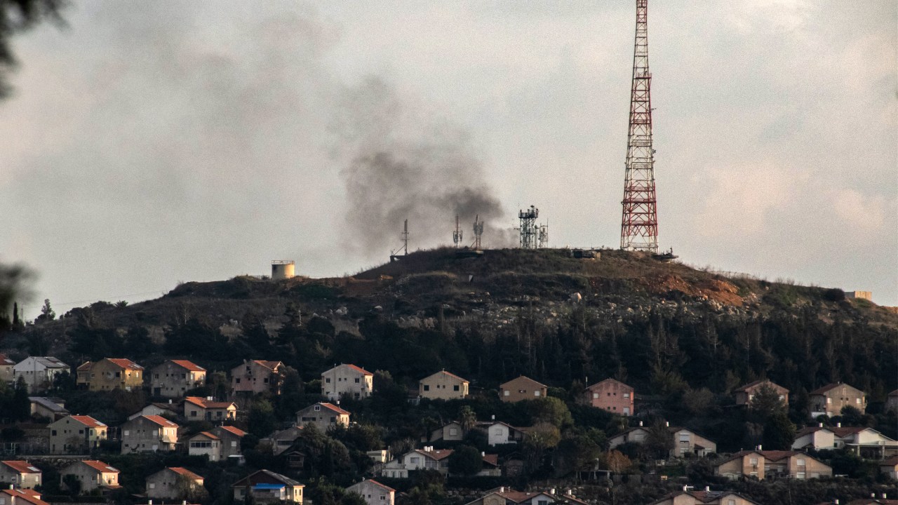 Fumaça sobe pela fronteira de Israel com o Líbano, nas proximidades de uma instalação militar em Metula, depois que o grupo xiita libanês Hezbollah lançou uma salva de foguetes em meio à guerra Israel-Hamas em Gaza. 31/12/2023 -