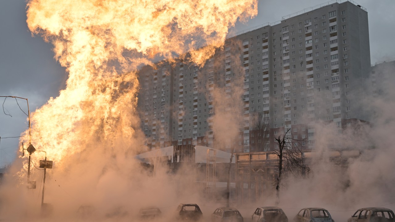 Incêndio e carros queimados são vistos em Kiev após um ataque russo com mísseis, em meio à guerra na Ucrânia. 02/01/2024