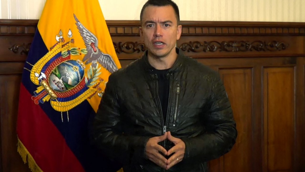 Grab from a handout video released by Ecuador's presidency press office showing Ecuador's President Daniel Noboa announcing a state of emergency for the entire country, including the prison system, following the escape of the leader of the largest drug gang from a prison in Guayaquil (southwest), in Quito, on January 8, 2024. The 60-day measure empowers Noboa to mobilise the military to take to the streets and enter penitentiaries on the grounds of a "grave internal commotion" in the nation, as well as suspend citizens' rights. He also ordered a six-hour curfew between 23:00 and 05:00 local time (04:00 to 10:00 GMT). (Photo by Handout / Presidencia Ecuador / AFP) / RESTRICTED TO EDITORIAL USE - MANDATORY CREDIT 'AFP PHOTO / PRESIDENCIA ECUADOR' - NO MARKETING - NO ADVERTISING CAMPAIGNS - DISTRIBUTED AS A SERVICE TO CLIENTS