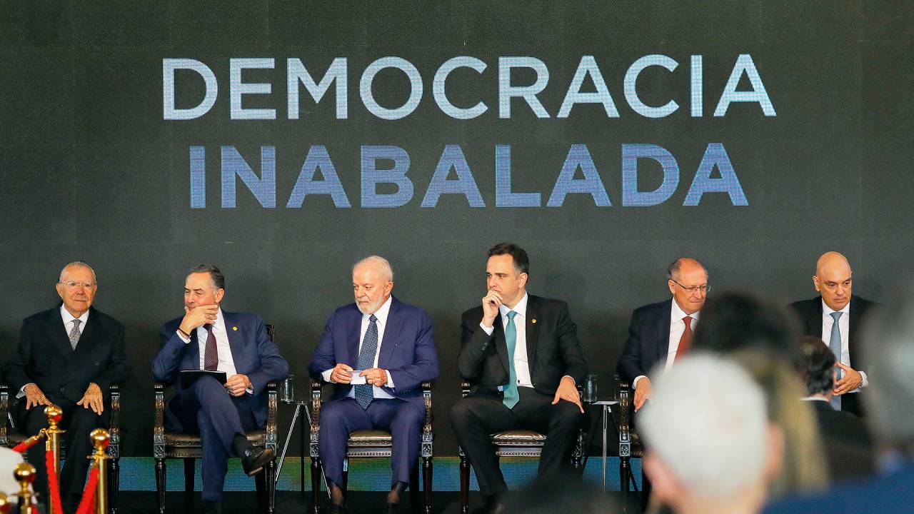 DISCURSO - O ato em favor da democracia: a solenidade acabou ofuscada pelo tom de palanque dado pelo presidente