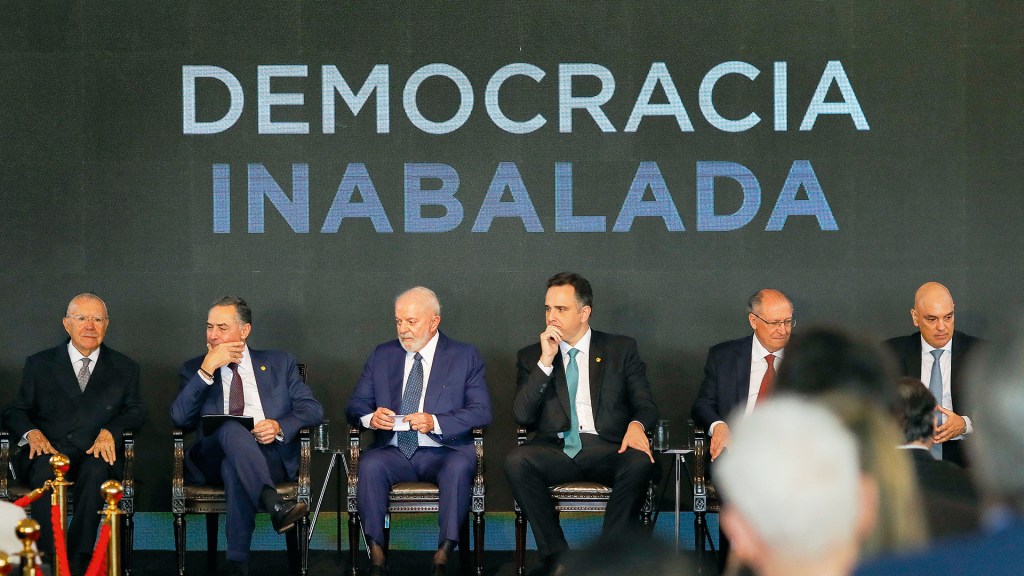 DISCURSO - O ato em favor da democracia: a solenidade acabou ofuscada pelo tom de palanque dado pelo presidente