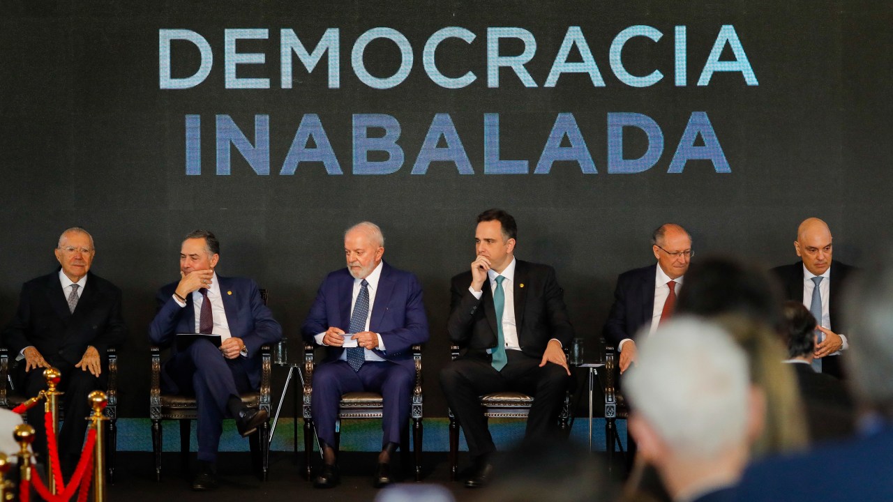 Chefes dos três poderes em evento Democracia Inabalada, um ano após os atos do 8 de Janeiro