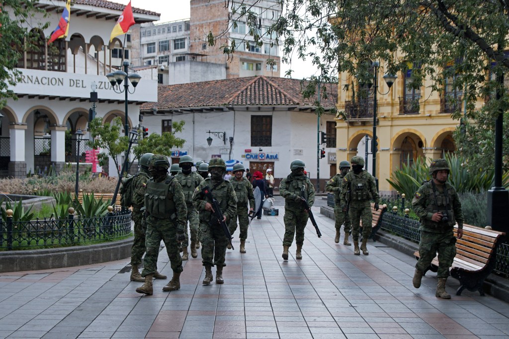 Soldados patrulham as ruas de Cuenca, Equador, após declaração de estado de exceção no país (09/01/2024)