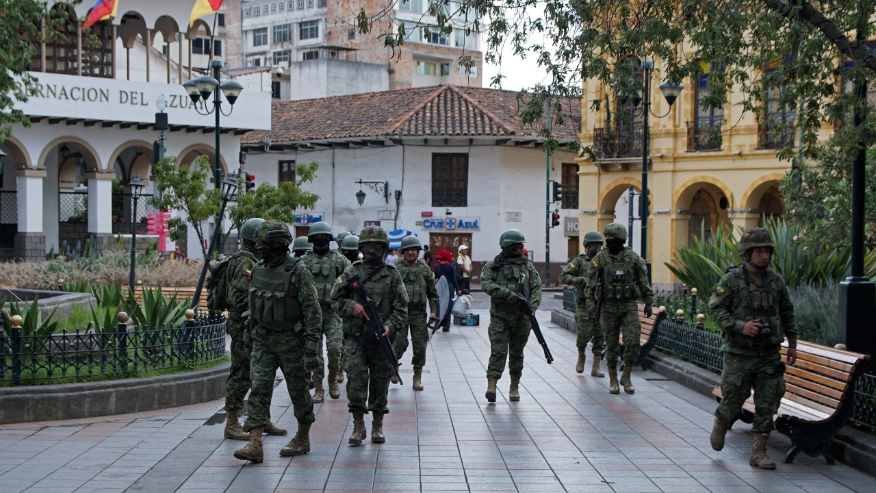 Soldados patrulham as ruas de Cuenca, Equador, após declaração de estado de exceção no país (09/01/2024)