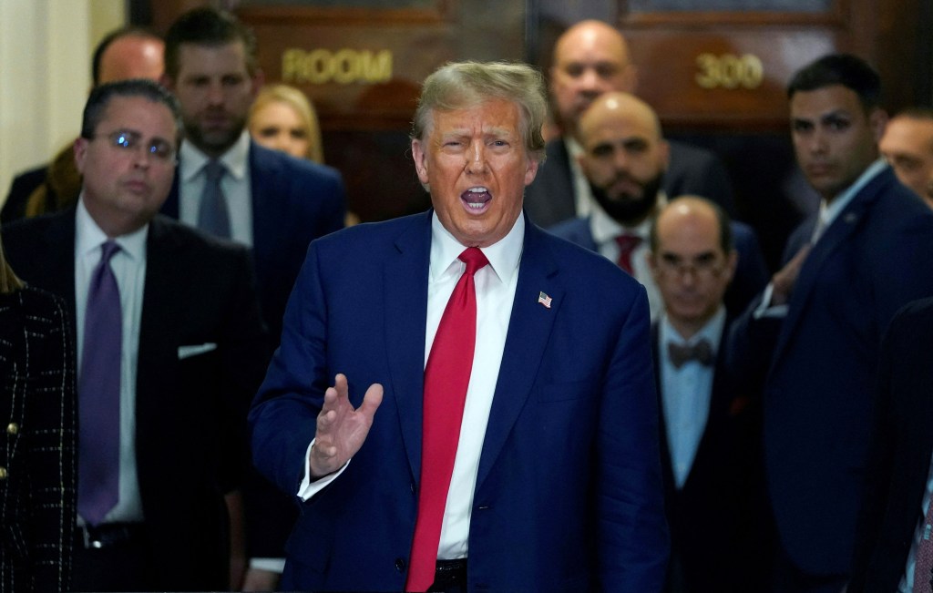 O ex-presidente dos EUA, Donald Trump, fala à imprensa ao deixar a Suprema Corte do Estado de Nova York durante o julgamento de fraude civil contra a Organização Trump, na cidade de Nova York. 11/01/2024