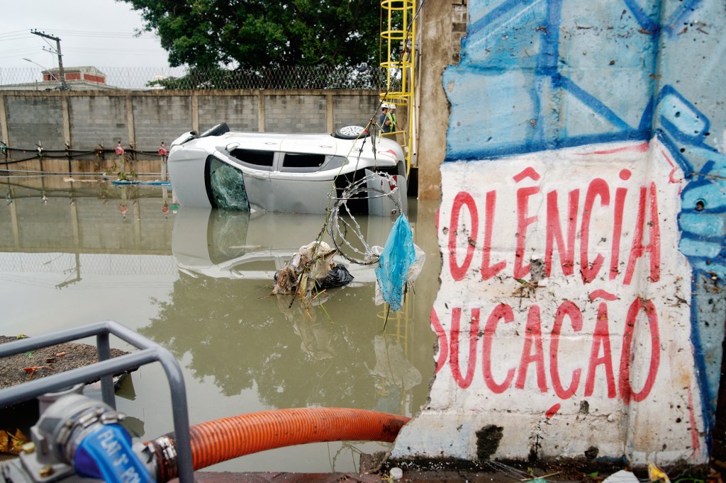 PALANQUE - Chuva que assolou o Rio: assunto para políticos já em plena campanha eleitoral
