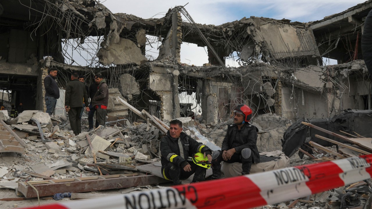 A civil defence team carries out search and rescue operations in a damaged building following a missile strike launched by Iran's Revolutionary Guard Corps (IRGC) on the Kurdistan regions capital of Arbil, on January 17, 2024. The IRGC have launched missile attacks on multiple "terrorist" targets in Syria and in Iraq's autonomous Kurdistan region, Iranian state media reported on January 16. (Photo by Safin HAMID / AFP)
