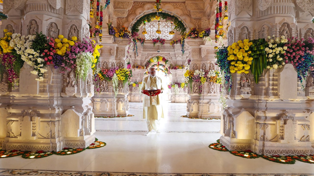 O primeiro-ministro da Índia, Narendra Modi, entra no templo de Ram para consagrá-lo, em Ayodhya. 22/01/2024