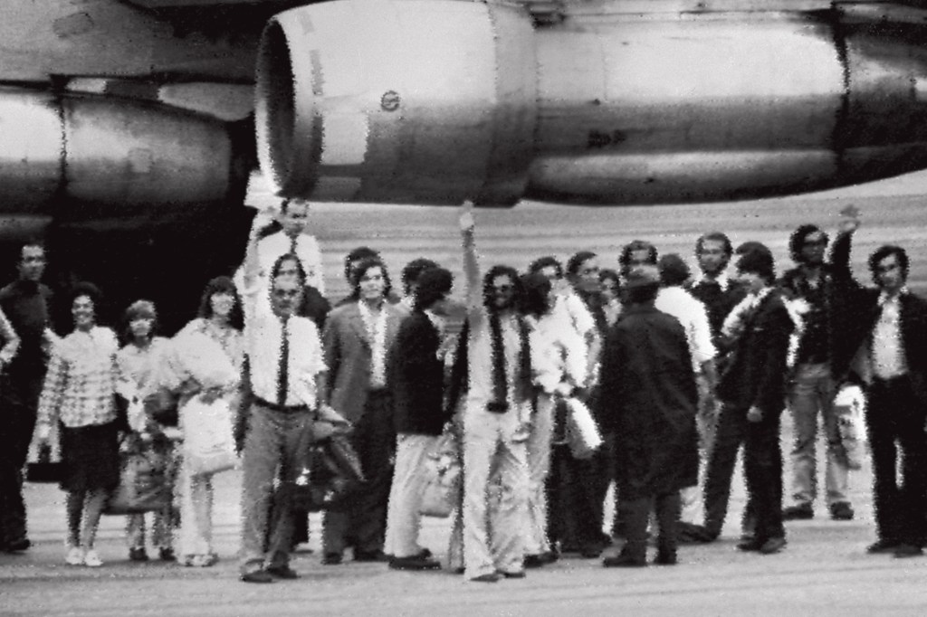 ANTES - Foto real dos passageiros embarcando no avião: rumo à luta pela vida