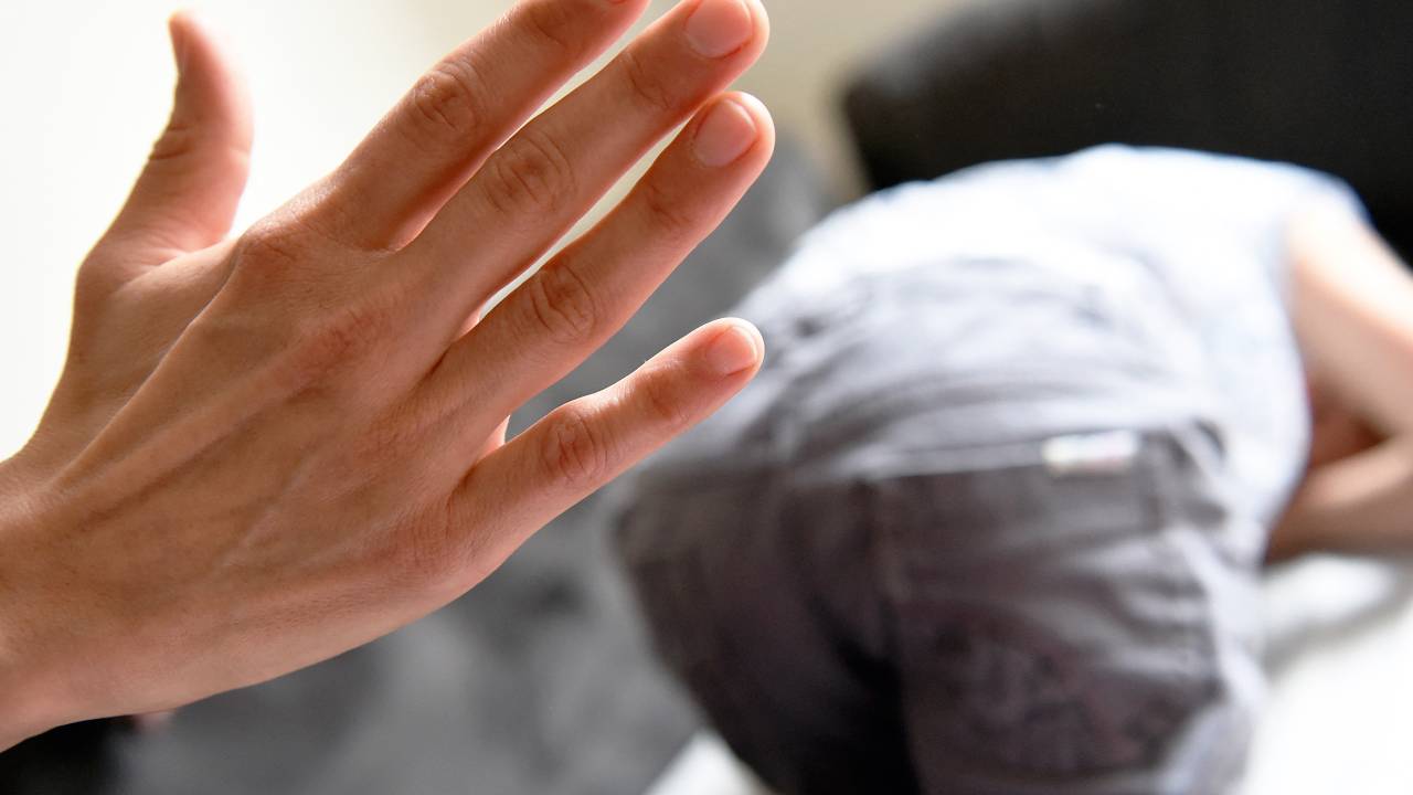 PALMADA, NÃO - O velho recurso: o caminho da violência quebra a confiança e afasta as crianças