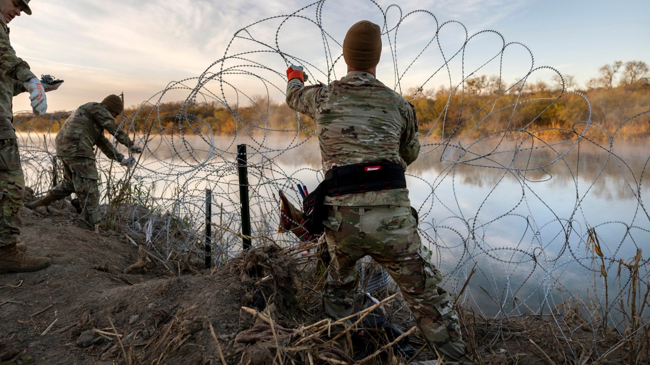 Soldados da Guarda Nacional do Texas instalam arame farpado adicional ao longo do Rio Grande em Eagle Pass, Texas. (10/01/2023)