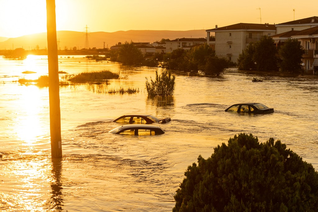 SOB AS ÁGUAS - Larissa, na Grécia: inundação recorde em consequência das mudanças climáticas
