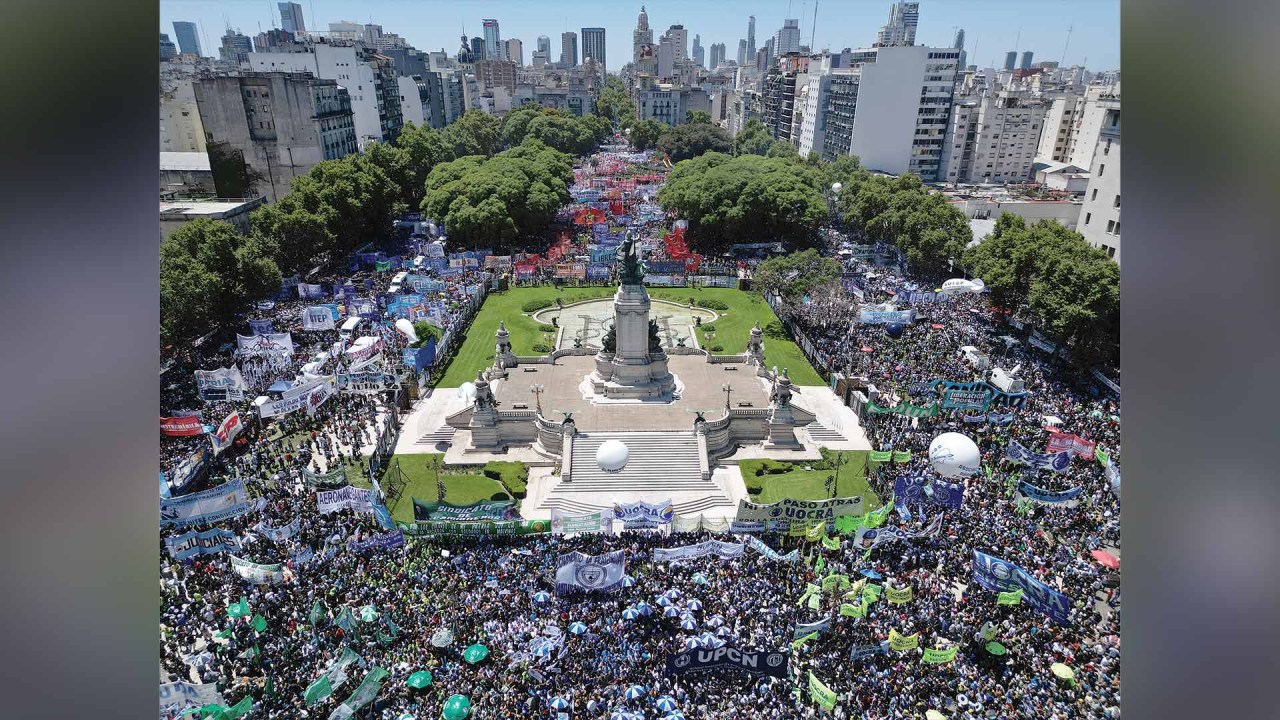 PROVA DE FORÇA - Grevistas protestam em Buenos Aires: não ao “pacotaço”