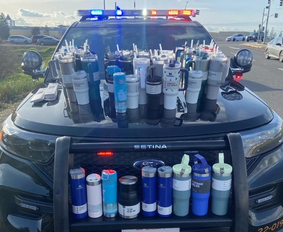 Os produtos roubados pela jovem de 23 anos, na viatura da polícia de Roseville, na Califórnia. 22/01/2024