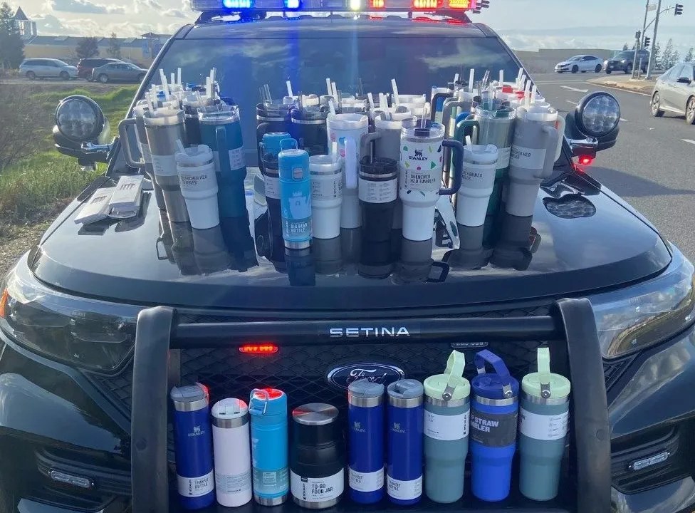 Os produtos roubados pela jovem de 23 anos, na viatura da polícia de Roseville, na Califórnia. 22/01/2024