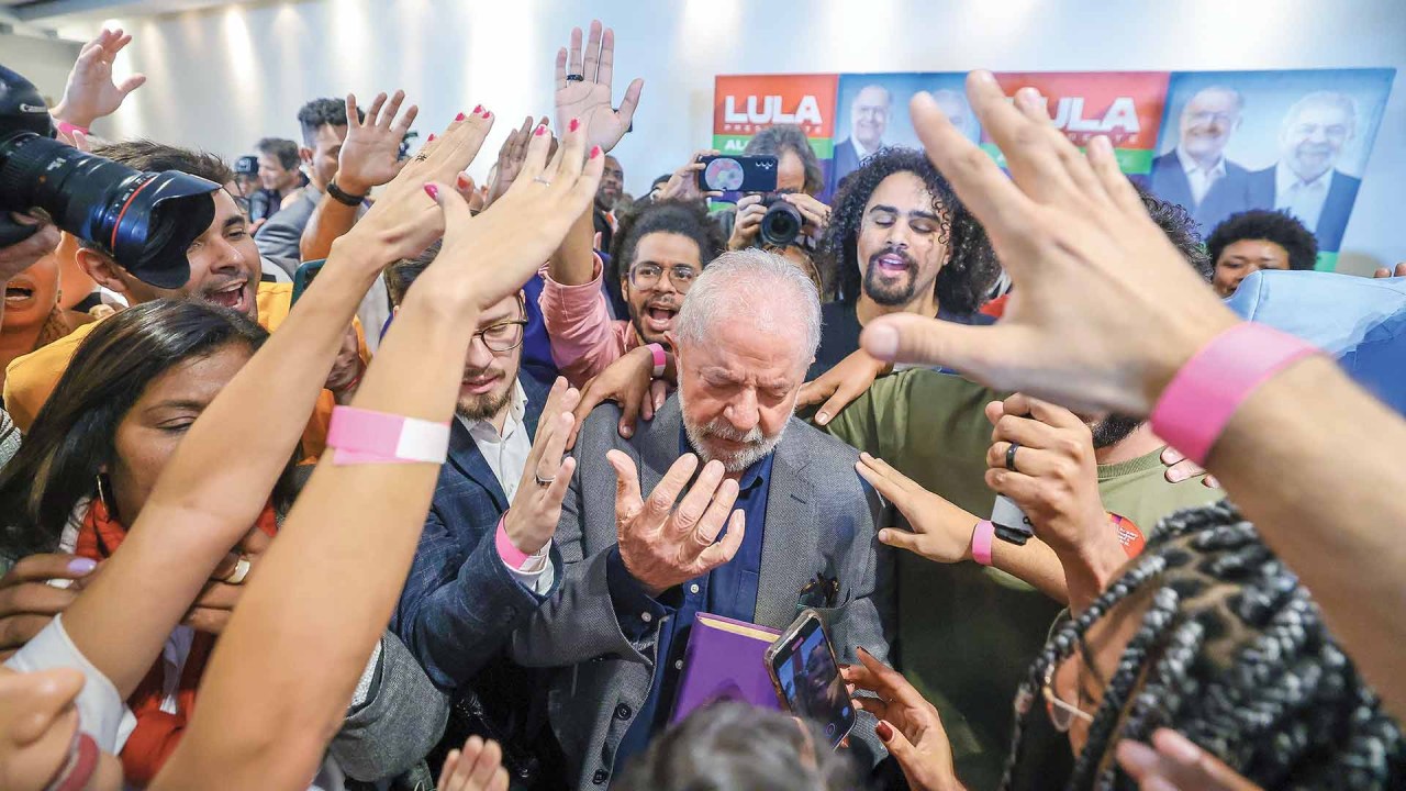 EM BUSCA DA SALVAÇÃO - Lula com evangélicos na campanha: eleitorado vital, mas resistente