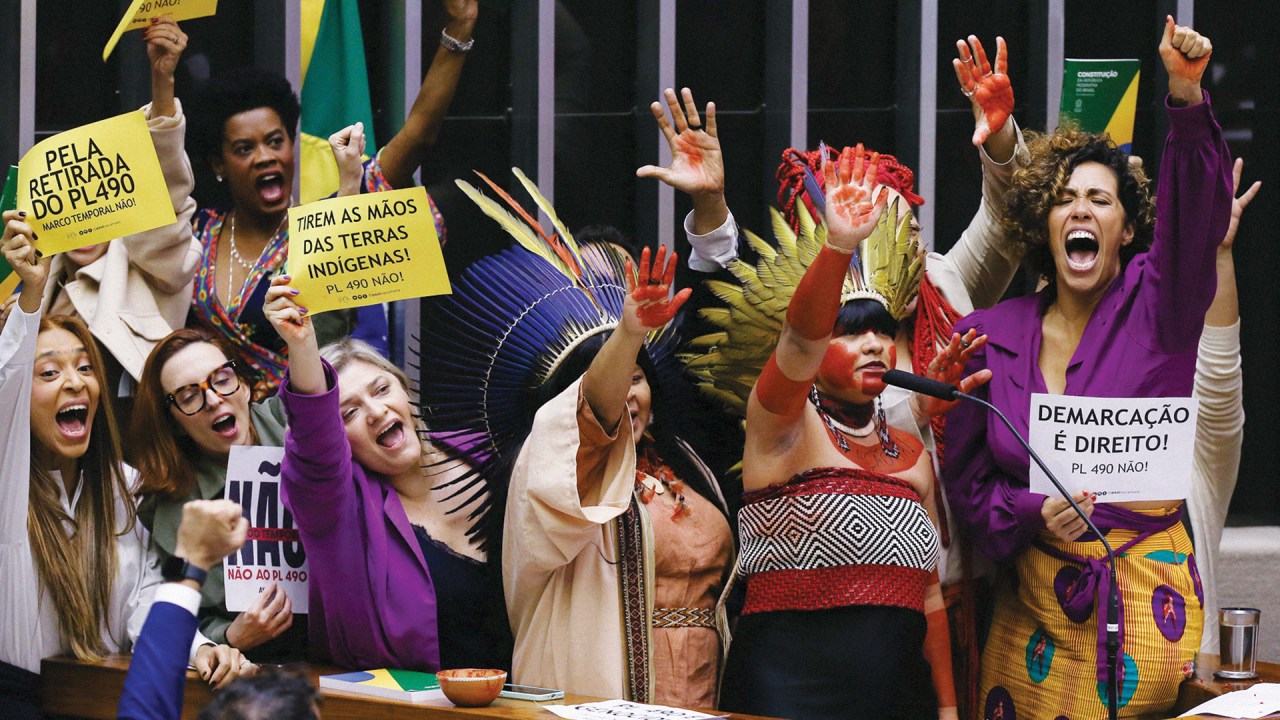 RESISTÊNCIA - Parlamentares de esquerda e indígenas: protesto em votação do marco temporal na Câmara