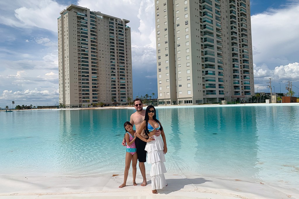 OÁSIS - Cristiana e família na “praia” do condomínio: “Agora 38 graus é fresco”