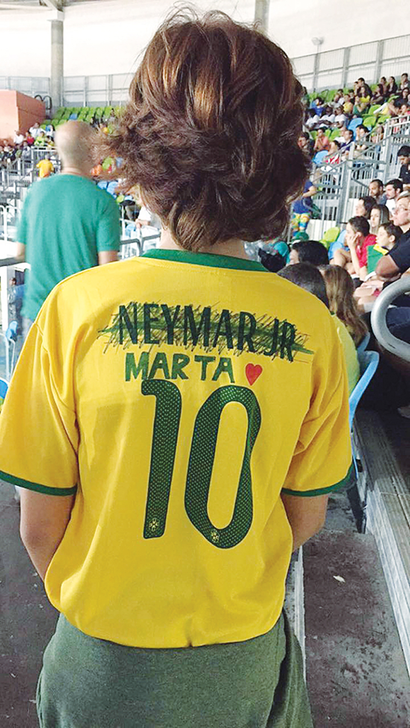 DESGOSTO - O menino em 2016: o nome de Neymar riscado da camisa