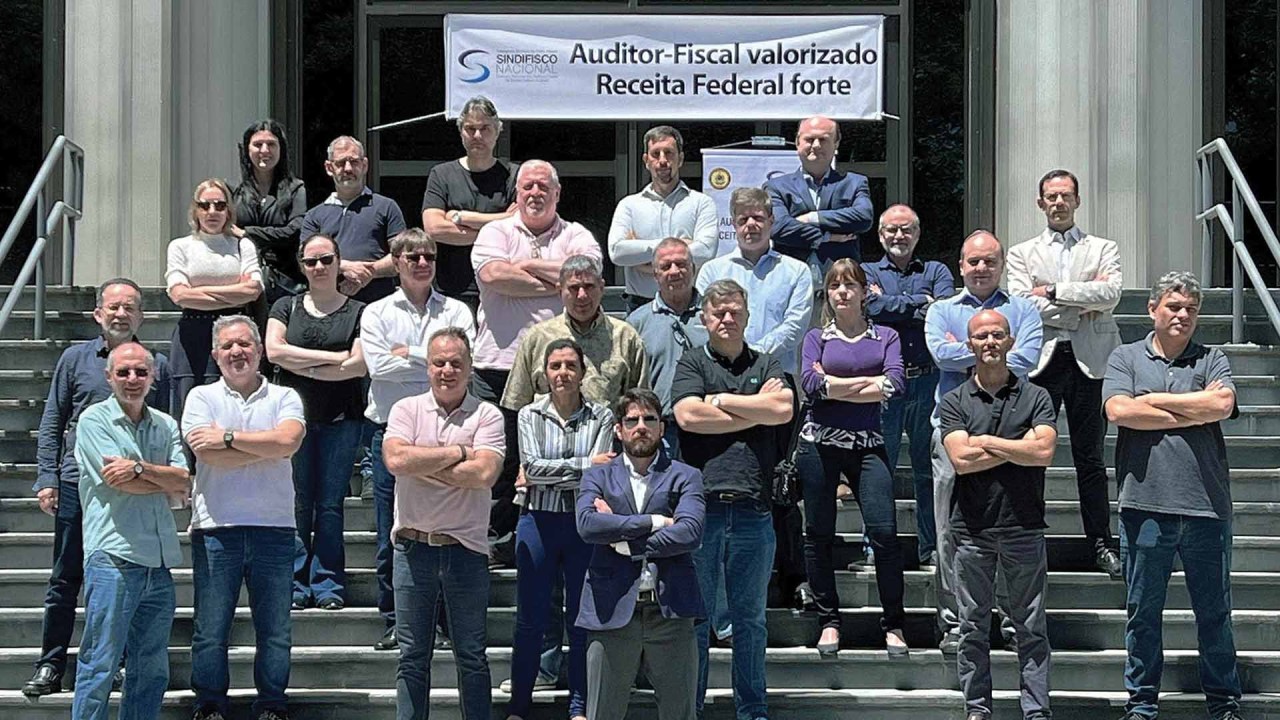 BRAÇOS CRUZADOS - Auditores fiscais: em greve por melhores salários e condições de trabalho