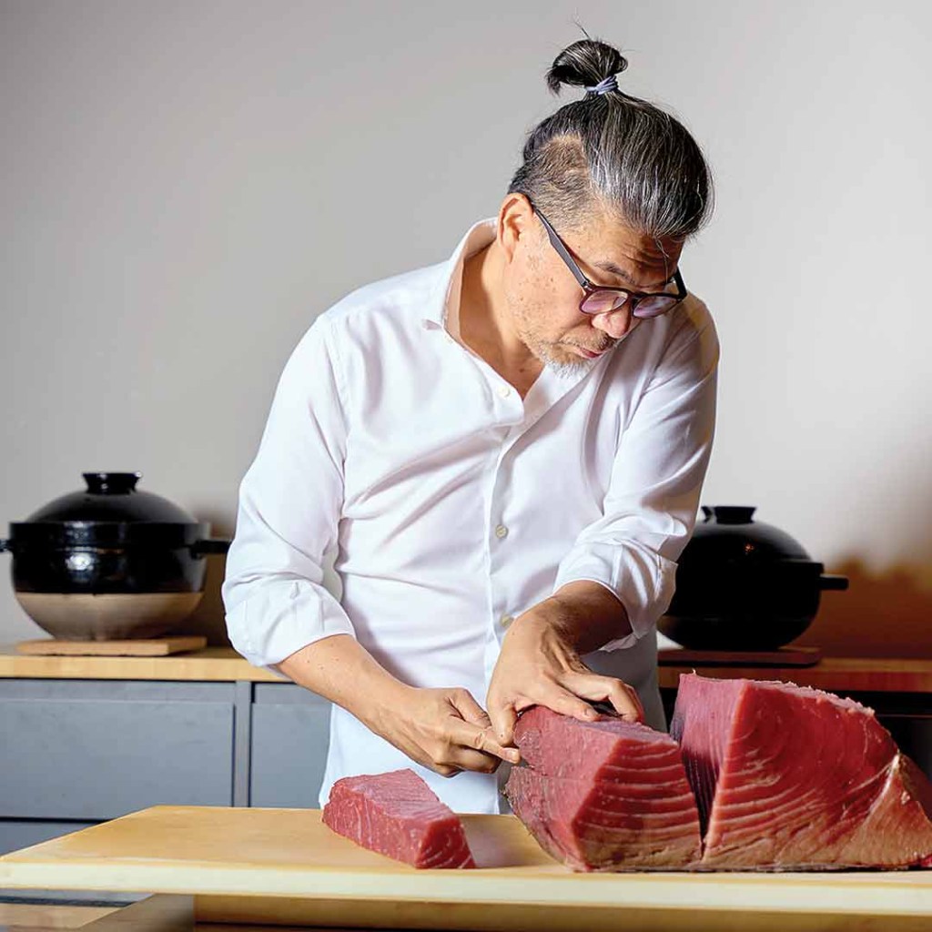 PRECISÃO - O chef Tsuyoshi Murakami corta um atum: ingredientes de primeira